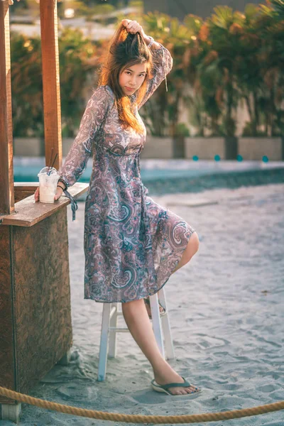 Mujer Bar Junto Playa Con Batido Leche Para Concepto Vacaciones —  Fotos de Stock