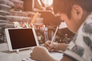 Karantina için boş tablet ekran şablonu çevrimiçi ev eğitimi ve e-öğrenim maketi