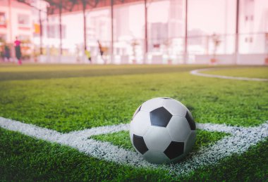 Futbol sahasında hiç insan olmadan klasik siyah-beyaz futbol topu kullanıldı..
