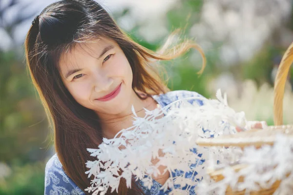 Feliz Asiática Chinesa Bonita Mulher Olhando Segurando Uma Cesta Flores — Fotografia de Stock
