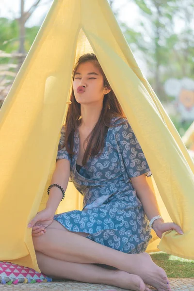 Linda Mulher Asiática Retrato Uma Casa Acampamento Para Beleza Natureza — Fotografia de Stock