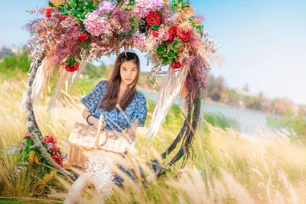 Feliz Hermosa Mujer Asiática Que Tiene Tiempo Relax Columpio Flores —  Fotos de Stock
