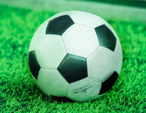 Usato Logorato Classico Pallone Calcio Bianco Nero Sul Campo Allenamento — Foto Stock