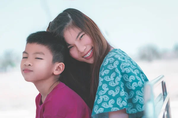 Asiática Madre Hijo Besos Abrazos Para Amor Afecto Familia Juntos — Foto de Stock