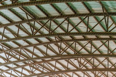 Yuvarlak Metal tavan. Arka planda mavi gökyüzü olan modern mimari.