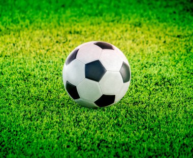 Antrenman sahasında klasik siyah-beyaz futbol topunun kapalı atışları..