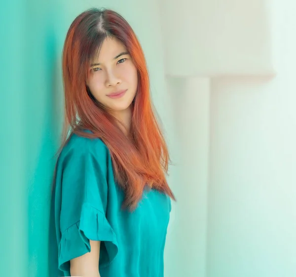 快乐的亚洲女性肖像 有着橙色的头发 蓝色的衣服 带着对美丽和健康的女性观念的快乐微笑 — 图库照片