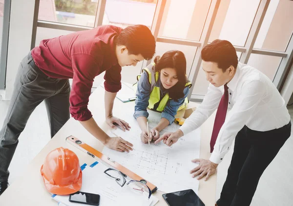 Byggeteam Med Økonomiingeniør Arkitekt Brainstorming Arbeidsbord Top View Shot – stockfoto