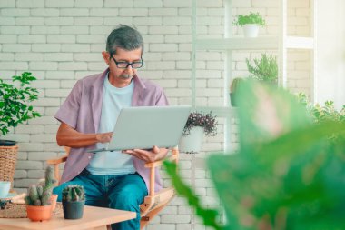 Sunbae ev bahçesinde bilgisayar kullanıyor..