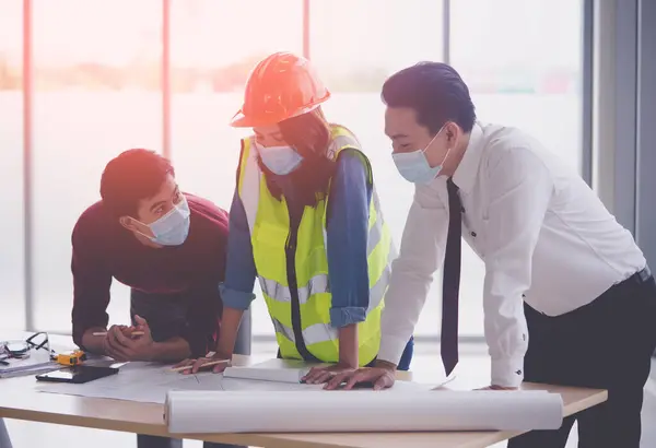 Byggteam Med Affärsman Ingenjör Och Arkitekt Diskuterar Arbetsbordet Samtidigt Bär — Stockfoto