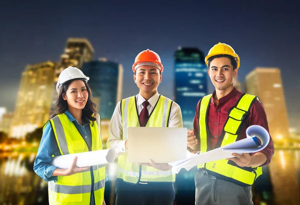 Drie Ingenieur Man Vrouw Met Blauwdruk Computer Heldere Moderne Nacht — Stockfoto