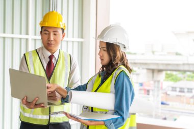 İki mühendis erkek ve dişi belge fabrikası üzerinde tartışıyorlar..
