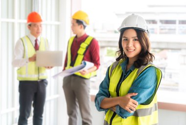 Arka planda iki erkek mühendis bulunan ünlü mühendis portresi.