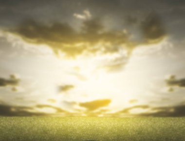 Spor olsun diye altın gökyüzü bulanıklığıyla çimen sahası sahası sahası.