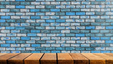 Reklam arkaplanı olarak kullanılacak tahta raf tezgahını ve arka planda mavi tuğla duvar olan arka planı göster,