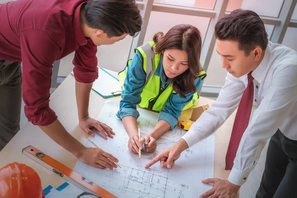 Byggeteam Med Forretningsmand Ingeniør Arkitekt Brainstormer Arbejdsbord Med Byggeplan - Stock-foto