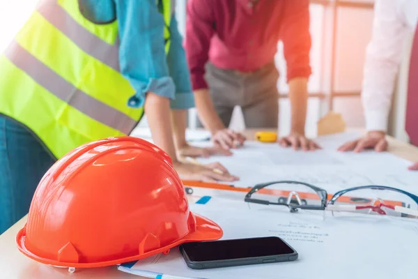 Orange Engineer Topi Keselamatan Konstruksi Meja Pertemuan Konstruksi Untuk Pertemuan — Stok Foto