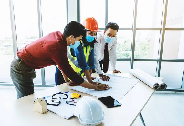 Byggteam Med Affärsman Ingenjör Och Arkitekt Diskuterar Arbetsbordet Samtidigt Bär — Stockfoto