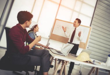 İnşaat Patronu başarılı proje toplantısı için ekibini tebrik ediyor..