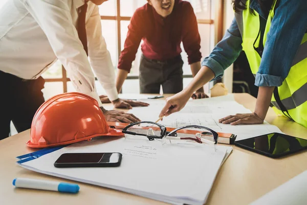 Byggeteam Med Forretningsmand Ingeniør Arkitekt Brainstormer Arbejdsbord Med Byggeplan - Stock-foto