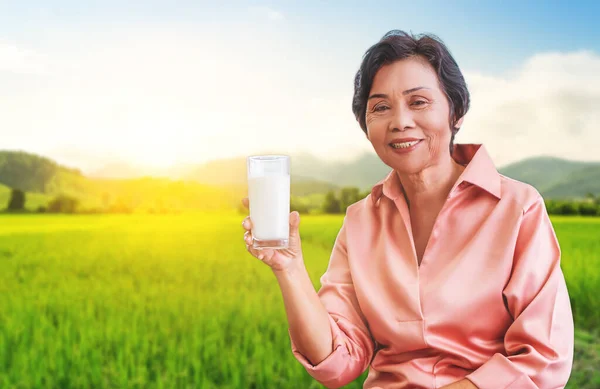 Azjatycka Starsza Kobieta Trzyma Mleko Dla Żywności Wapnia Zdrowego Stylu — Zdjęcie stockowe
