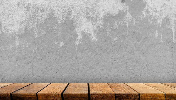 Reklam arkaplanı ve arka planı gri çimento duvar arkaplanı olan tahta ekran masası tezgahı..