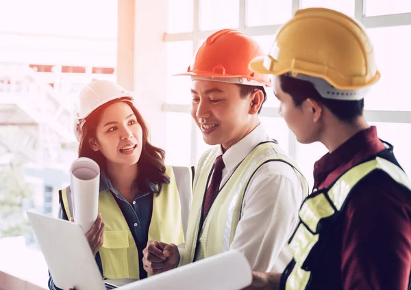 Happy Three Ingenjör Man Och Kvinna Diskuterar Framgångsrika Dokument Konstruktionsplaner — Stockfoto