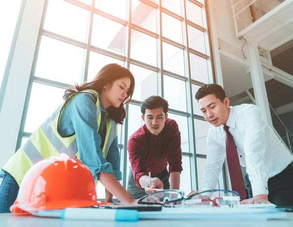 Equipe Construção Com Engenheiro Arquiteto Homem Negócios Está Brainstorming Mesa — Fotografia de Stock