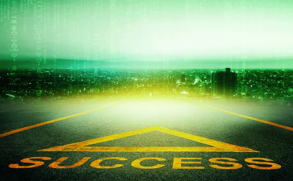 成功と矢印道路標識は 緑のコンピュータコーディングAi都市の背景につながる技術の成功経路の概念 — ストック写真