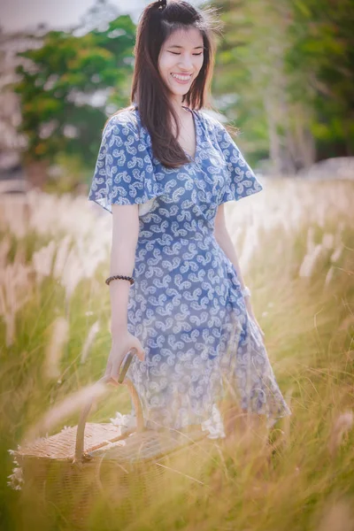 幸せなアジアの中国の美しい女性は自由のための自然豊かな分野で歩いています幸せなライフスタイルの概念 — ストック写真