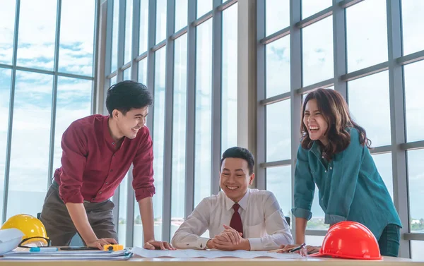 Happy Construction Team Med Ingenjör Och Arkitekt Ler Och Skrattar — Stockfoto