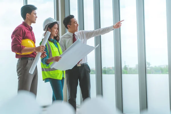 Confidence Construction Team Tittar Genom Fönstren Till Byggarbetsplatsen — Stockfoto