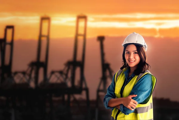 Жінка Інженер Стоїть Перед Морським Портом Вантажний Кран Термінал Гавані — стокове фото