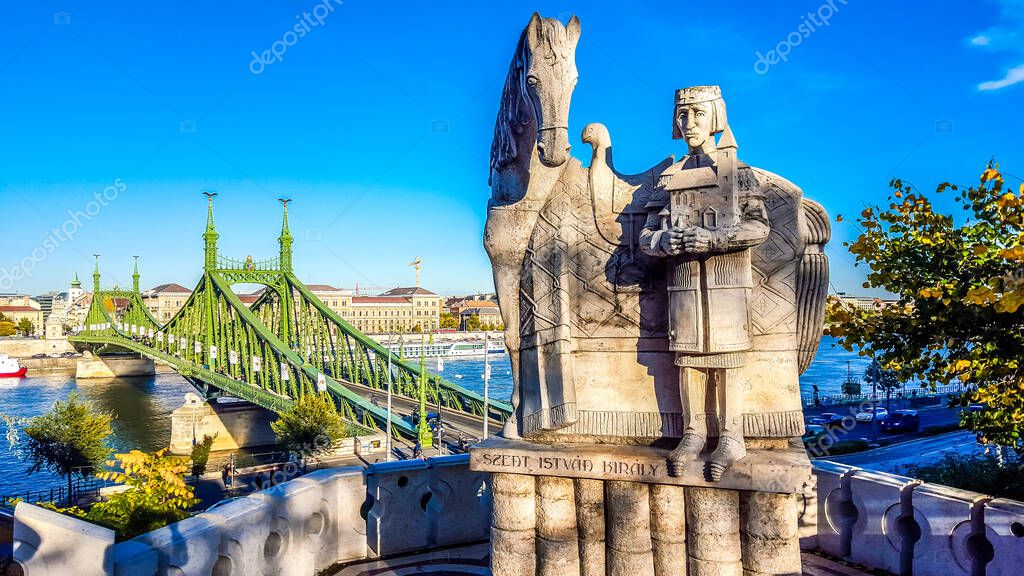 Estatua de Esteban I de Hungría (rey San Esteban) con un caballo en la