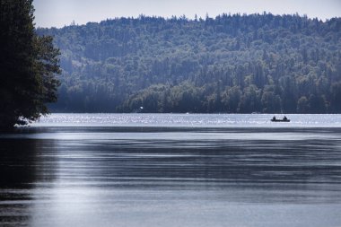 Kanada dağlarında bir göl manzarası