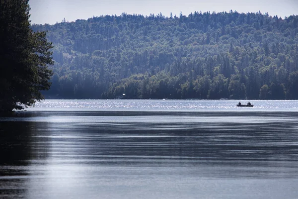 Kanada dağlarında bir göl manzarası