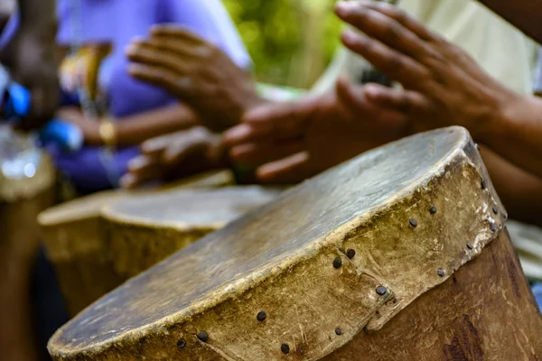 Percussionista Tocando Atabaque Rudimentar Durante Manifestação Cultural Afro Brasileira — Fotografia de Stock