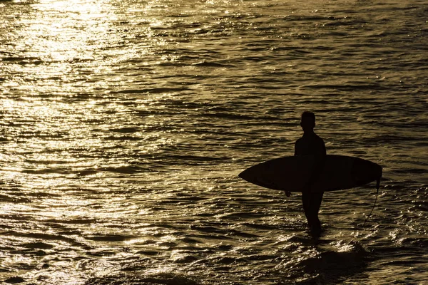 Silhouet Van Surfer Het Strand Door Zee Ipanema Rio Janeiro — Stockfoto