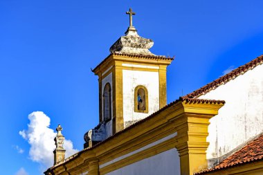 Eski Katolik kilise çan kulesi ve haç 18. yüzyılın, ünlü ve tarihi şehir Ouro Preto'daki Minas Gerais'deki / daki merkezinde yer alan