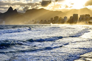 Rio de Janeiro, Plajı yaz günbatımı iki kardeş hill ve Vidigal gecekondu ile bulutlu gökyüzü ile göster