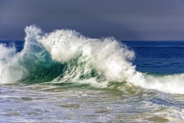 Ipanema Plajı üzerinde Brezilyalı yaz aylarında kırma büyük mavi dalga