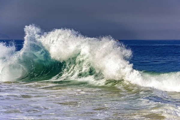 Velké Modré Vlny Lámání Pláži Copacabana Brazilské Léto — Stock fotografie