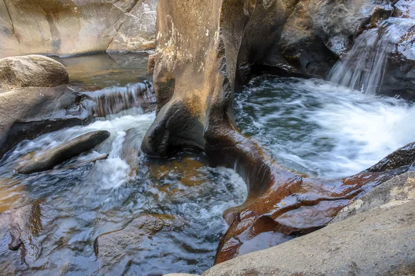 Petit Ruisseau Aux Eaux Claires Traversant Les Rochers Des Montagnes — Photo