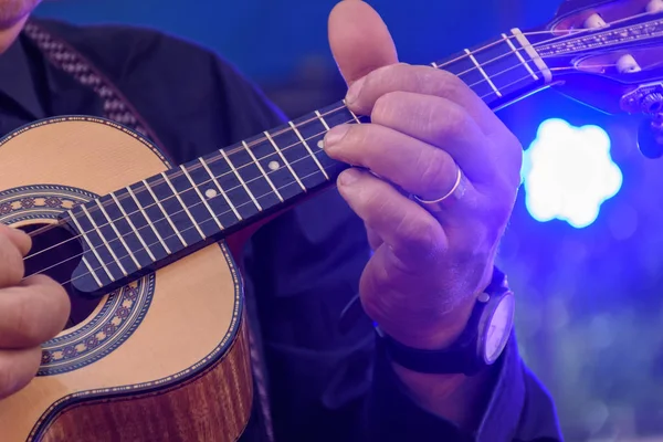 Canlı müzik performans dört teli ile akustik gitar ile chorinho olarak adlandırılan Brezilya popüler müzik