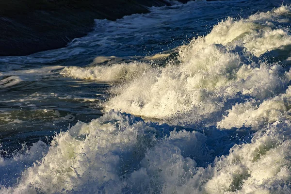 Wave Skum Framåt Klipporna Vid Stranden Ipanema Rio Janeiro Sent — Stockfoto