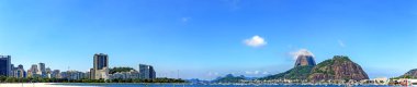 Plaj ve binalar, Sugar Loaf hill, tekneler ve dağlar Rio de Janeiro Botafogo cove panoramik sabah görünümü