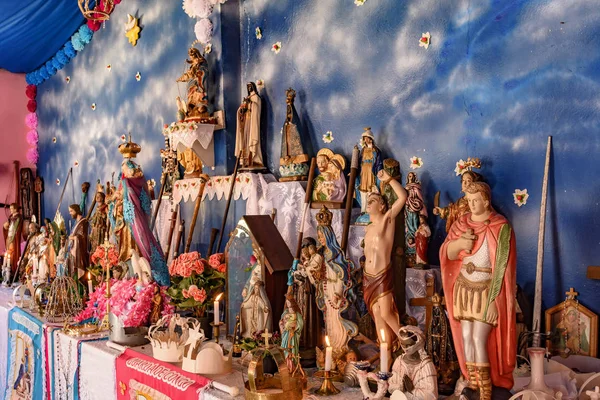 地元の文化や宗教の存在のシンクレティズムのウンバンダ Candombe とカトリックの要素を混合ブラジルの宗教的な祭壇 — ストック写真