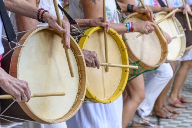 Davul çalma sırasında halk Womans percussionists performans Belo Horizonte Minas Gerais üzerinde samba.