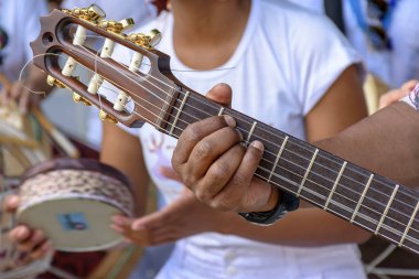 Ayrıntı gitarist'ın el ve onun akustik gitar bir açık samba tanıtımı