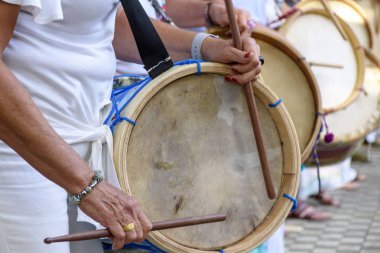 Davul çalma sırasında halk Womans percussionists performans Belo Horizonte Minas Gerais üzerinde samba.